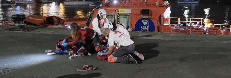 Dos voluntarios de Cruz Roja y dos tripulantes del Salvamento Marítimo reaniman a un niño que llegó en parada cardíaca al muelle de Arguineguín/Angel Medina G./EFE.